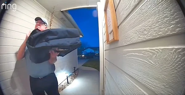 Gesto inusitado de entregador de pizza comove cliente e rende ‘gorjeta’ de mais de R$ 300 mil por ABC News