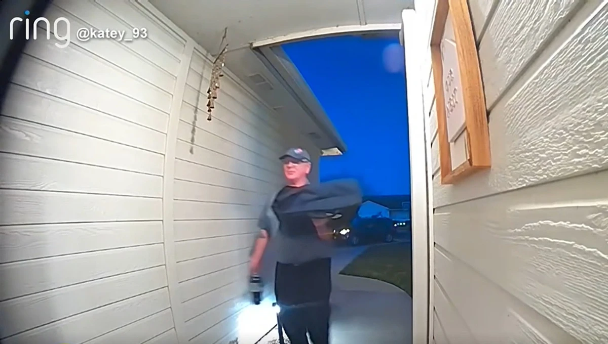 Gesto inusitado de entregador de pizza comove cliente e rende ‘gorjeta’ de mais de R$ 300 mil por ABC News