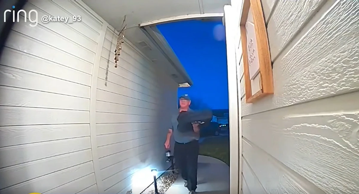 Gesto inusitado de entregador de pizza comove cliente e rende ‘gorjeta’ de mais de R$ 300 mil por ABC News