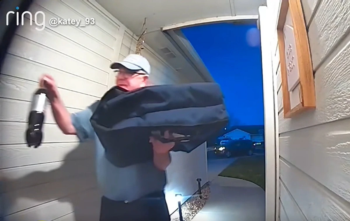 Gesto inusitado de entregador de pizza comove cliente e rende ‘gorjeta’ de mais de R$ 300 mil por ABC News