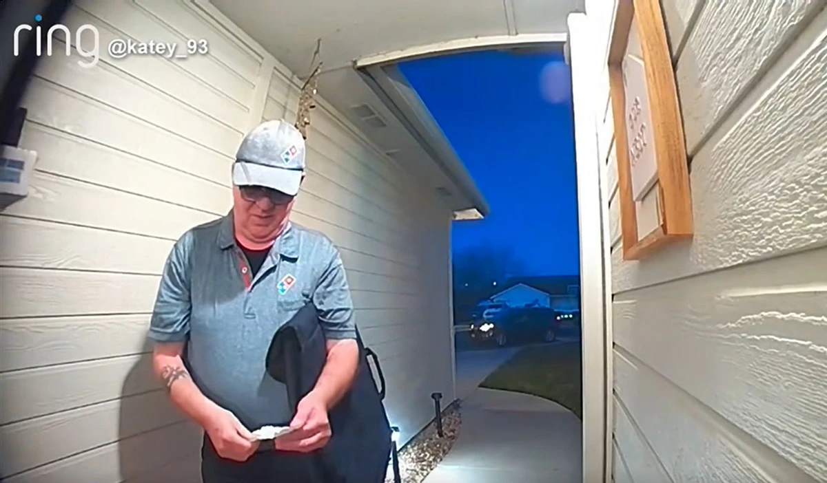 Gesto inusitado de entregador de pizza comove cliente e rende ‘gorjeta’ de mais de R$ 300 mil por ABC News