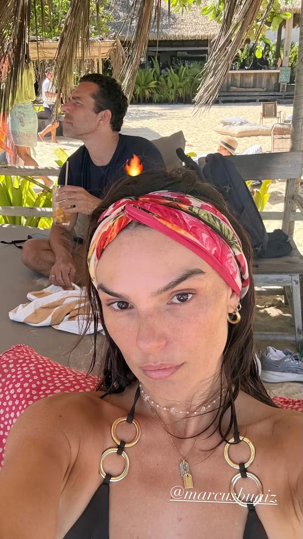 Isis Valverde e Marcus Buaiz compartilharam cliques em Trancoso por Reprodução/Instagram