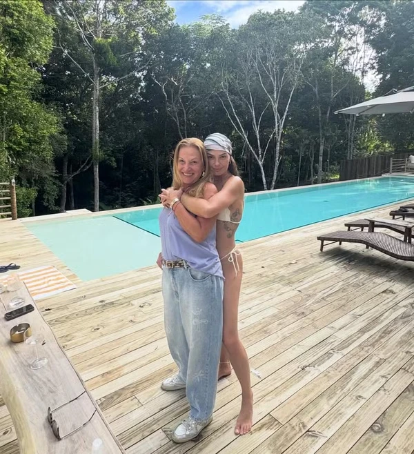 Isis Valverde e Marcus Buaiz compartilharam cliques em Trancoso por Reprodução/Instagram