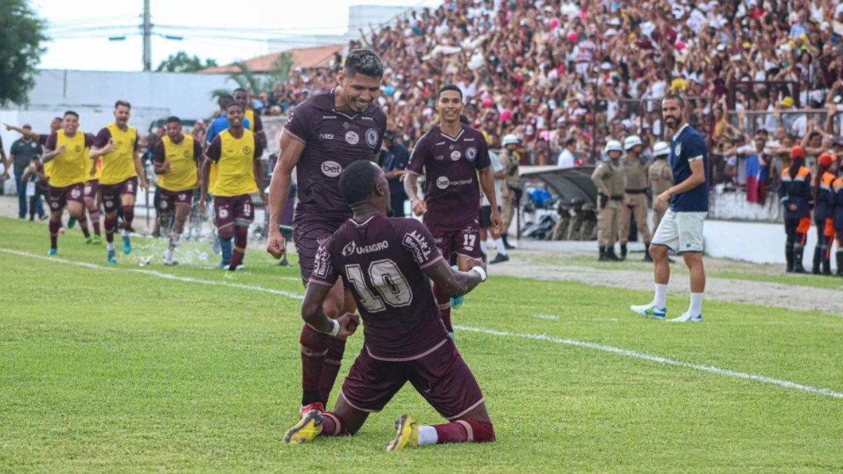 Jeam, Welder e Thiaguinho comemoram gol do Jacuipense em jogo de ida contra o Bahia