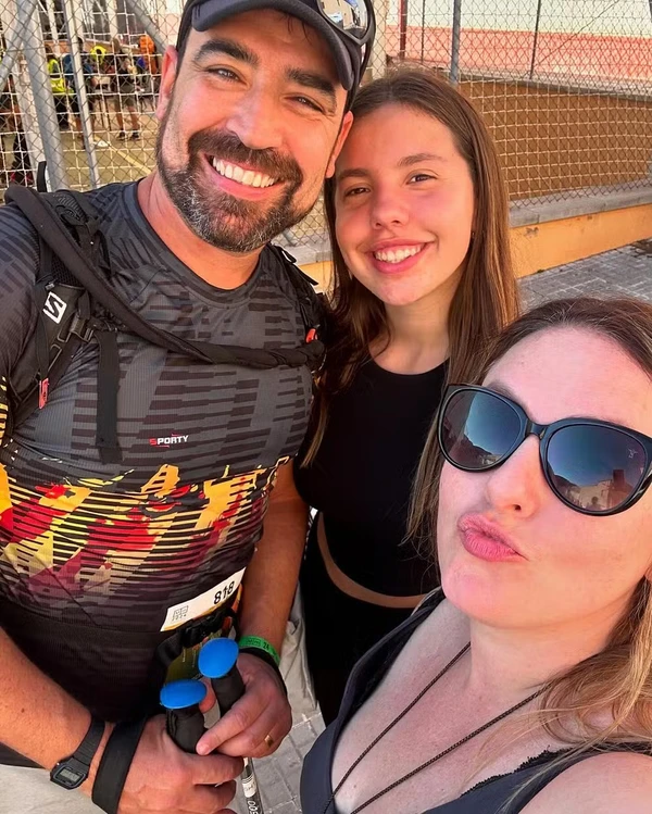 Kananda Raia com o marido, o espanhol Albert, e a filha Giovana por Reprodução/Redes sociais 