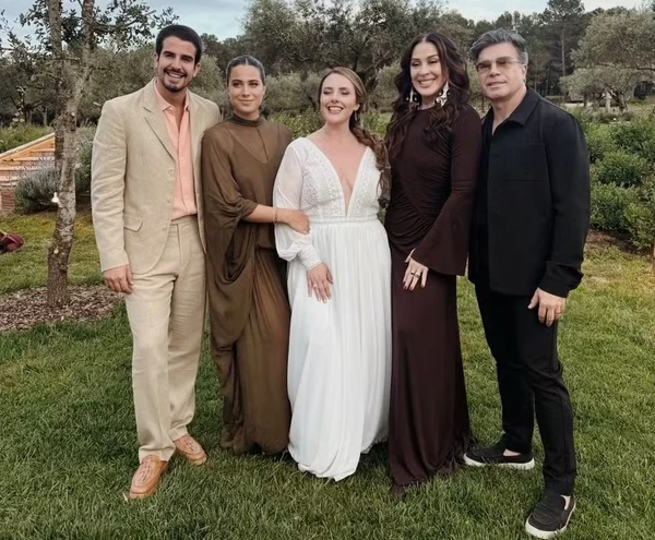 Kananda Raia com os tios e os primos em seu casamento na Espanha por Reprodução/Redes sociais 