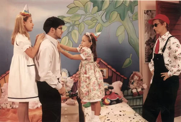 KANANDA RAIA, MURILO BENÍCIO, ALESSANDRA AGUIAR E BETTY LAGO EM CENA DA NOVELA VIRA-LATA por Divulgação/Camilla Maia