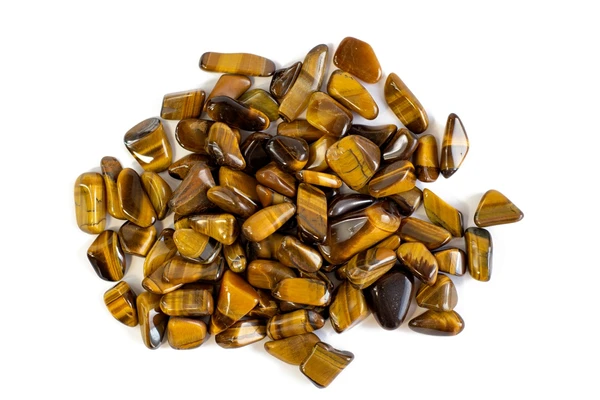 Leão – Olho de tigre: Afasta a inveja e o mau-olhado, além de fortalecer a coragem e o brilho pessoal que o leonino possui naturalmente. por Shutterstock