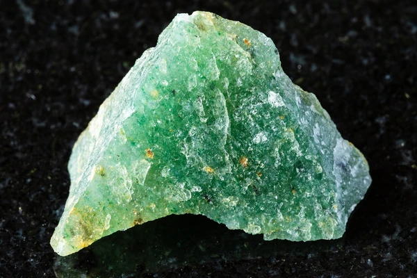 Libra – Quartzo verde: Promove o equilíbrio e a paz interior, ajudando Libra a decidir com clareza e a manter a harmonia em suas relações. por Shutterstock