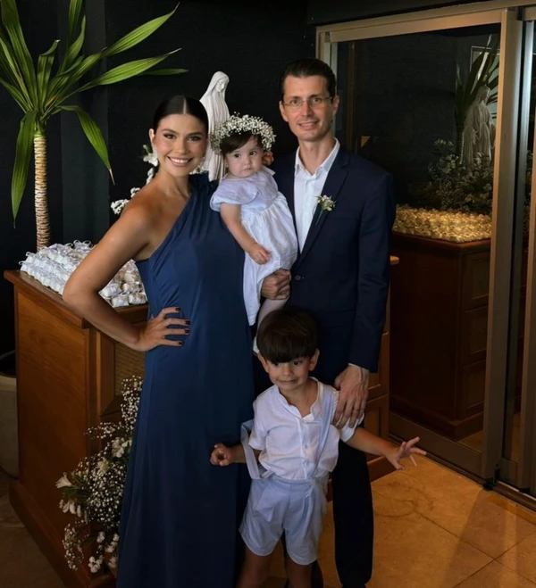 Luiza Rabello com sua família por Reprodução/Instagram