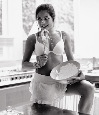 Nivea Stelmann no ensaio para a revista "Vip", em 2006 por Christian Gaul/Reprodução