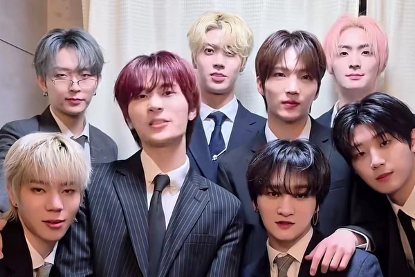 No total, são oito membros do NTX: Hyeongjin, Yunhyeok, Changhun, Eunho, Hojun, Rawhyun, Seongwon e Xiha