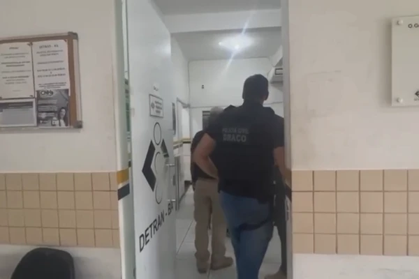 Operação aconteceu em posto avançado do Detran por Polícia Civil