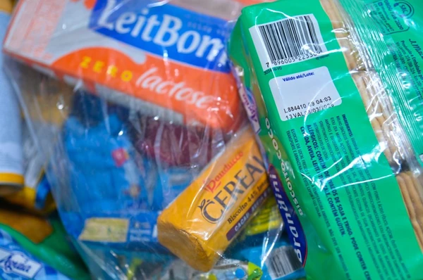 Produtos vencidos foram encontrados no local por Divulgação