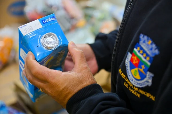 Produtos vencidos foram encontrados no local por Divulgação