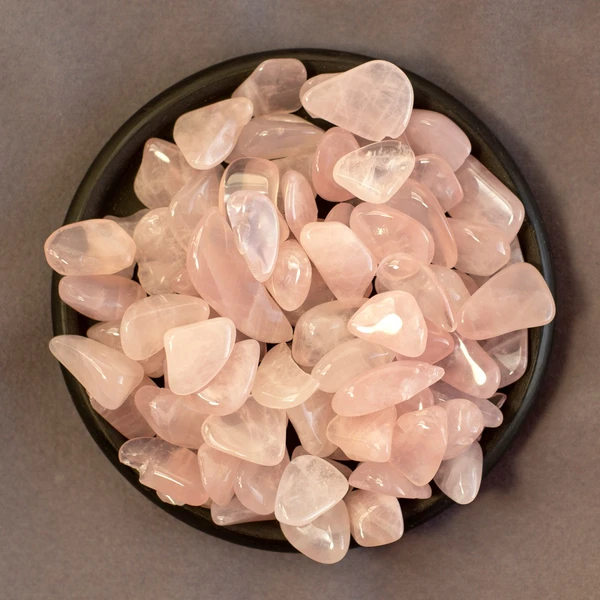 Touro – Quartzo rosa: Fortalece o amor-próprio e traz a estabilidade emocional e o conforto que o taurino precisa para se sentir seguro. por Shutterstock