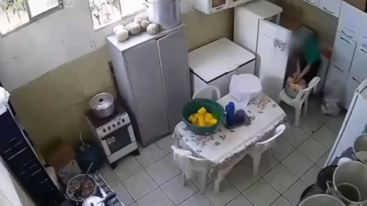 Vídeo mostra servidora manuseando alimentos na escola municipal