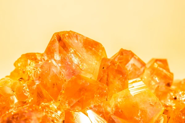 Virgem – Citrino: Conhecido como o cristal da prosperidade, ele ajuda o virginiano a manter o otimismo e a limpar o excesso de autocrítica. por Shutterstock