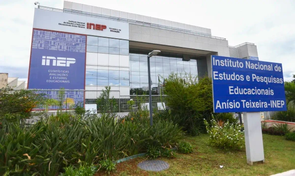  Inicialmente, os estudantes interessados deveriam solicitar o benefício até esta sexta-feira (24), mas agora o prazo segue aberto até o dia 30 deste mês