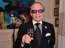 Imagem - Conde brasileiro que enterrou carro de R$ 1 milhão e revelou ter ‘criação de anões’ tenta vender mansão após dívidas