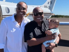 Imagem - Pai e filho de Thiaguinho fazem rara aparição e chamam atenção pela semelhança