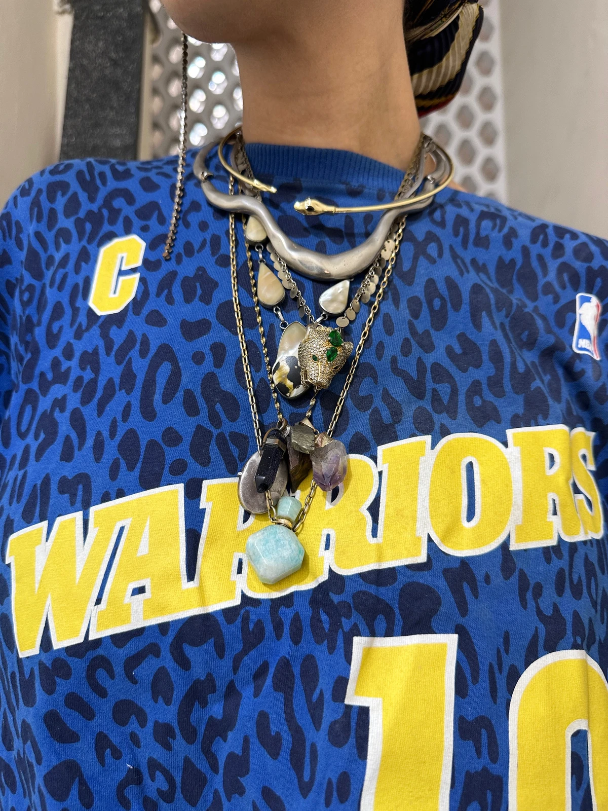 A mistura de colares criou um belo impacto