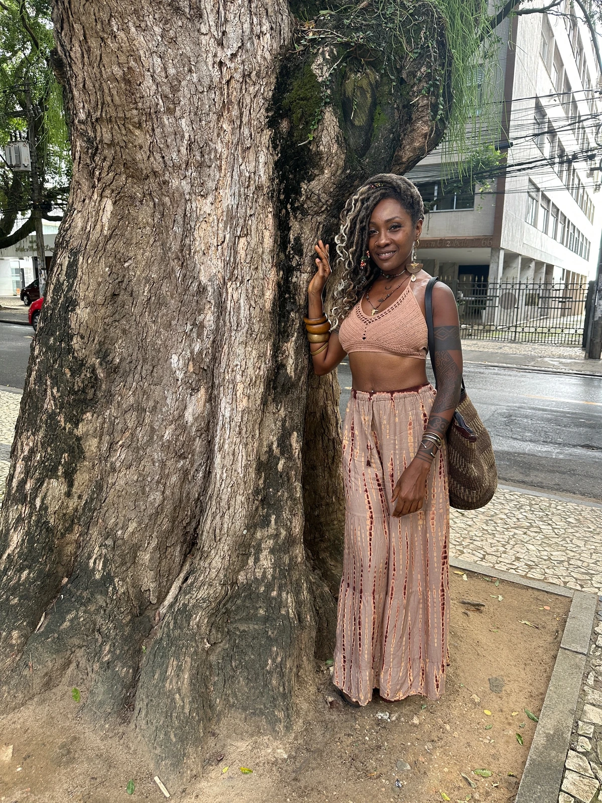 A turista norte-americana Danielle Bradley passeava pelo Corredor da Vitória com um visú fresco em tons de marrom