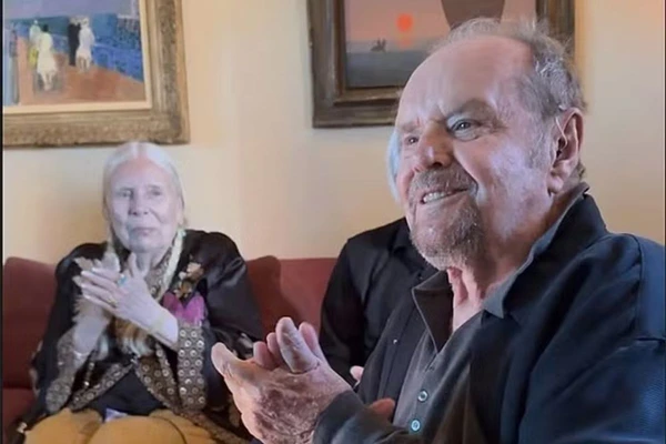 Ator Jack Nicholson comemorando seu aniversário de 89 anos ao lado da cantora Joni Mitchell
