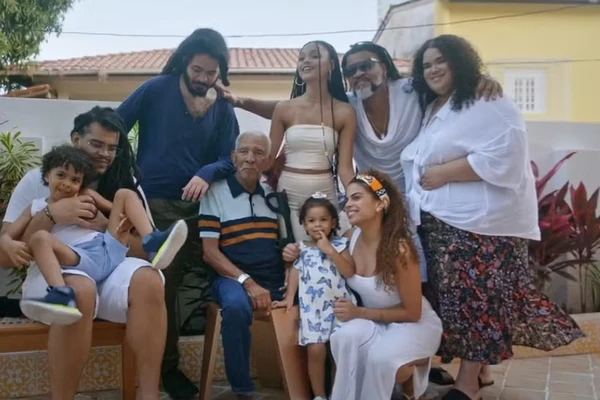 Carlinhos Brown com sete dos 8 filhos e o pai por Reprodução/HBO Max