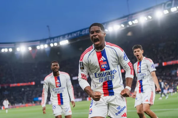 Endrick vibra com gol marcado pelo Lyon contra o PSG 