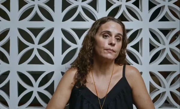 Helena Buarque no doc. de Carlinhos Brown por Reprodução/HBO Max