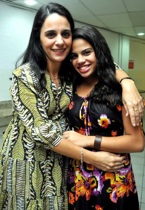 Helena e Clara Buarque, mãe e filha em 2013 por Reprodução/Cristina Granato