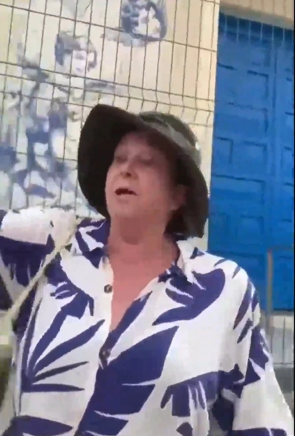 Idosa foi presa por injúria racial contra PM por Reprodução