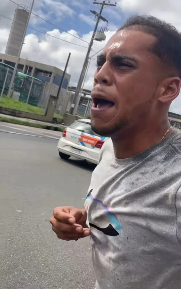 Junior Santos pediu socorro na rede social após ser baleado por Reprodução