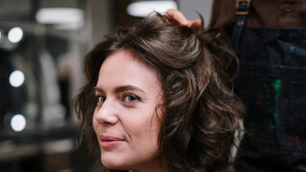 Leve, descomplicado e com movimento: o corte que deixa o cabelo bonito sem esforço por Pexels
