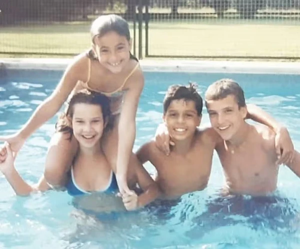 Nos bastidores de 'Chiquititas', Jéssica Nigro posa com Fernanda Souza, Pierre Bittencourt e Paulo Nigro