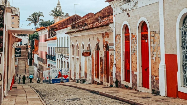 O que hoje encanta turistas começou como uma solução inesperada para o calor e a umidade