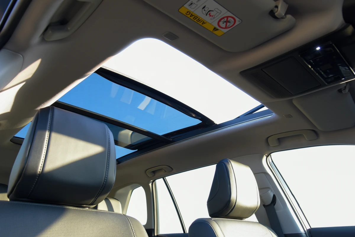 Na versão topo de linha, o teto solar é panorâmico por Divulgação 