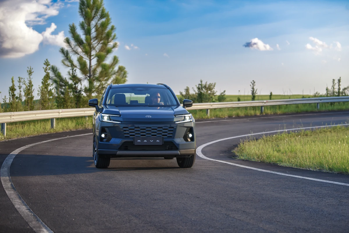 A nova geração do RAV4 segue as linhas que a Toyota aplicou recentemente no Prius