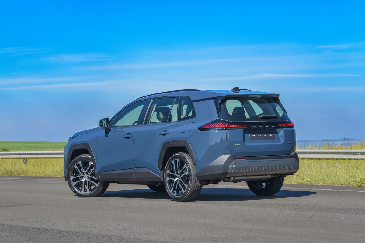 O bagageiro da configuração S comporta 514 litros, e ela tem estepe temporário. Na opção SX, são 58 litros a menos, pois a roda é integral