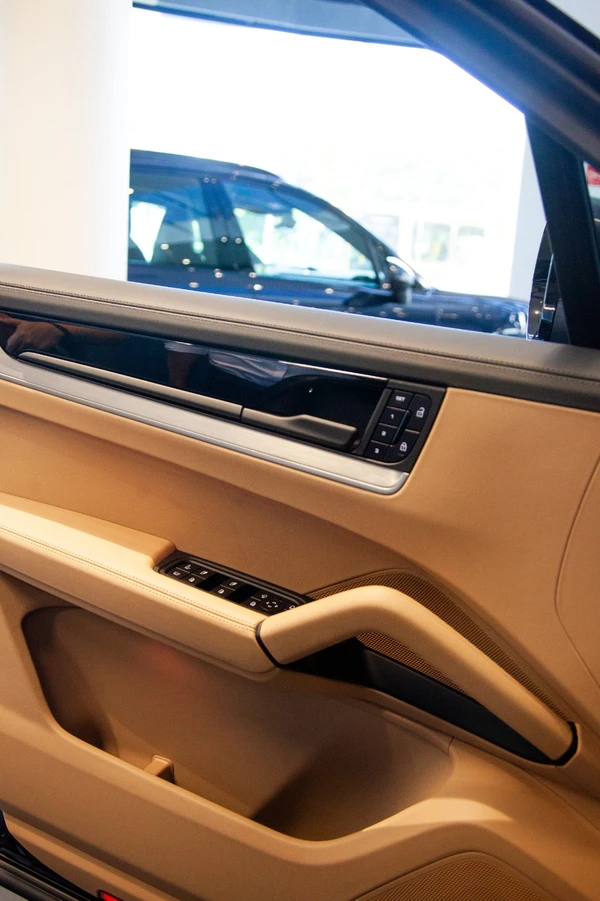 Um Porsche para chamar de seu por Sora Maia