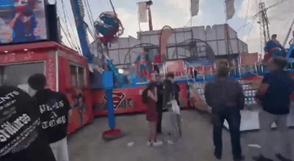 Acidente em parque de diversões deixou quatro pessoas feridas por Reprodução