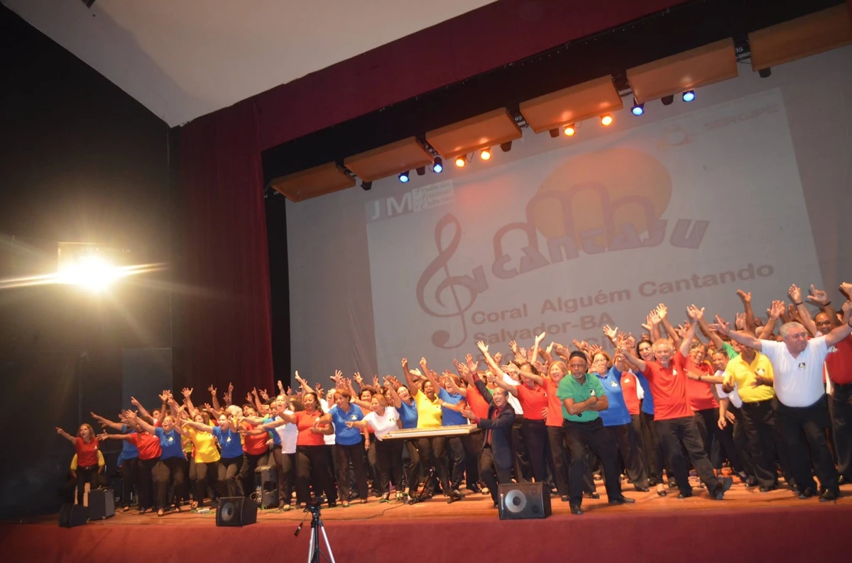 Coral Alguém Cantando regido pelo maestro Gilmar Mendonça por Divulgação