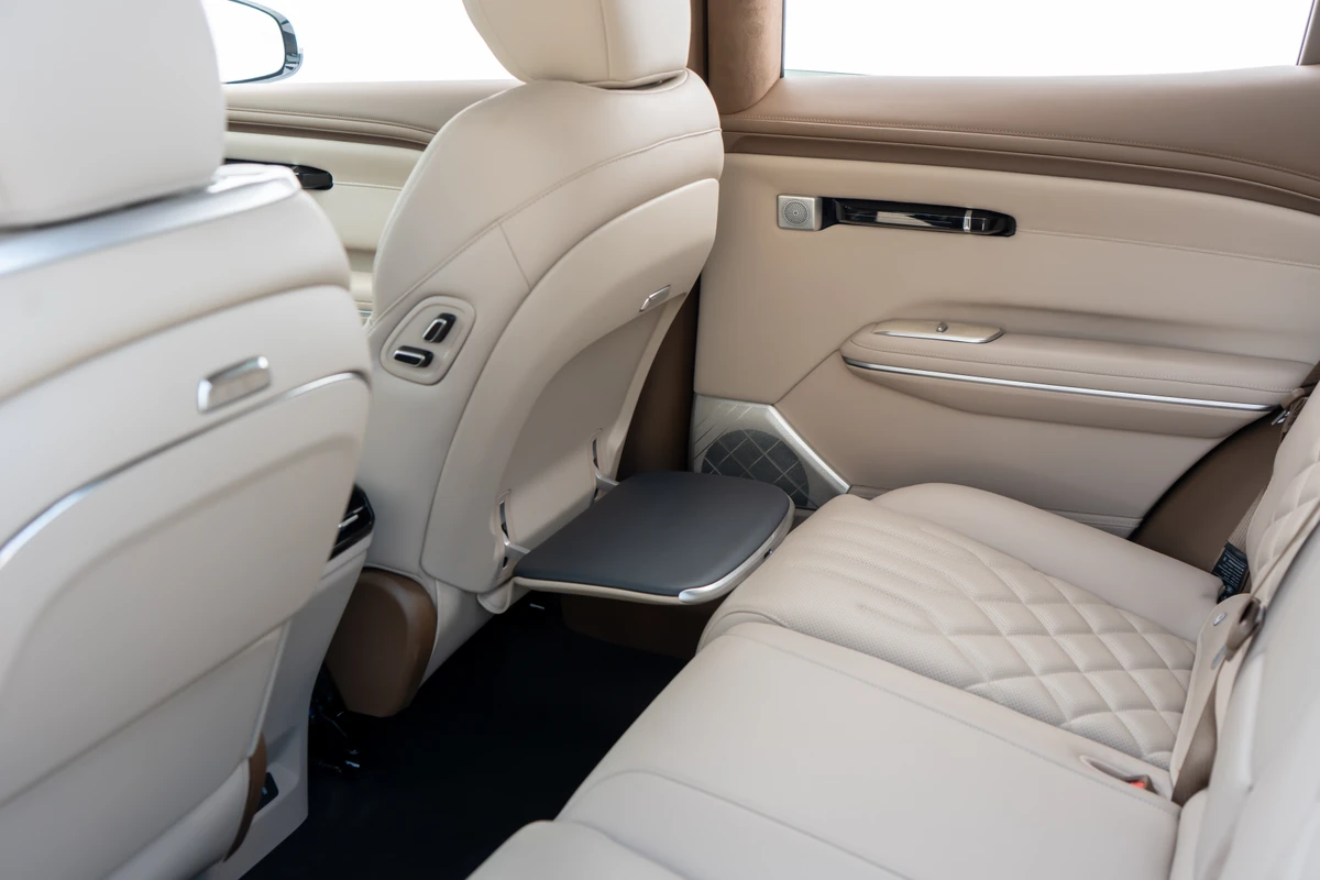 Os bancos possuem comandos elétricos e são revestidos de couro nappa por Divulgação 