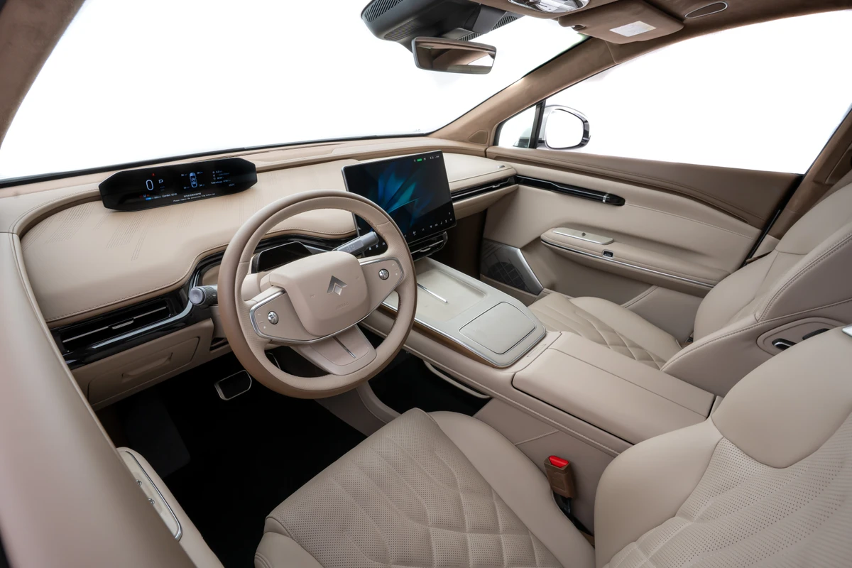 Sofisticada, a cabine desse elétrico da GAC conta com seis airbags nas duas versões por Divulgação