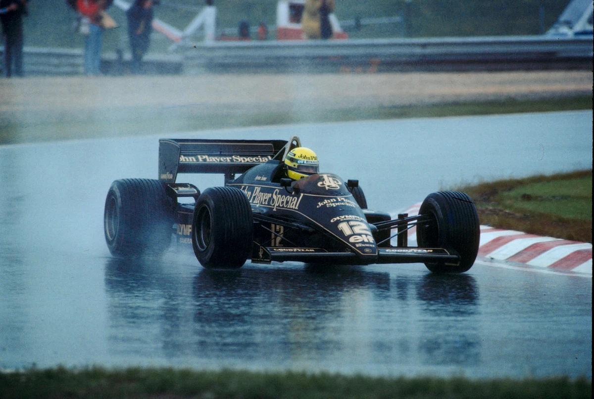 Ayrton Senna a bordo de um Lotus no GP de Portugal em 1985