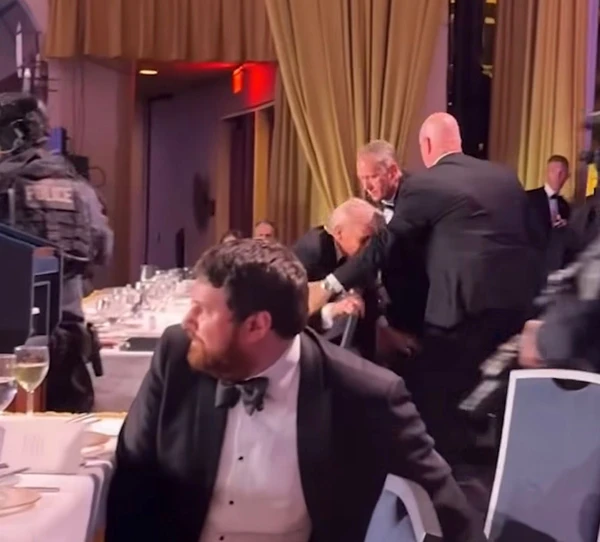 Trump foi retirado às pressas de jantar  por Reprodução