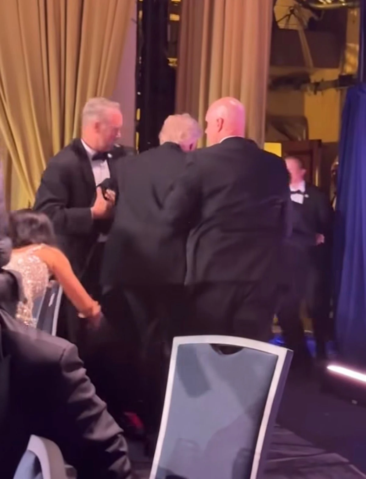 Agentes do Serviço Secreto conduziram o presidente por Reprodução