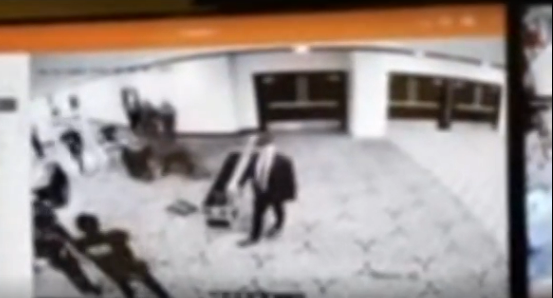 Trump publicou vídeo do momento em que o homem furou o bloqueio de seguranças  por Reprodução