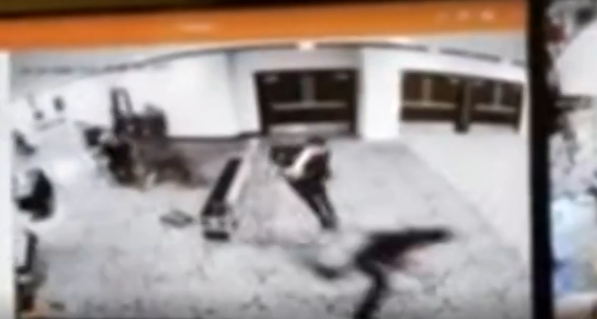 Ele chegou a atirar contra um agente, que não se feriu por Reprodução